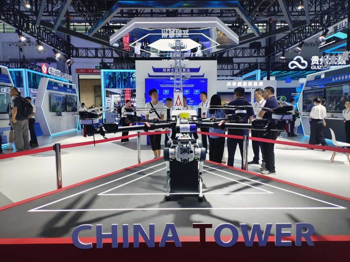 2025数博会｜AI+机器人+安防系统展现数字经济新成果