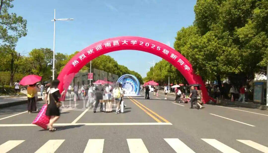 高校迎新，机器人集体出动！