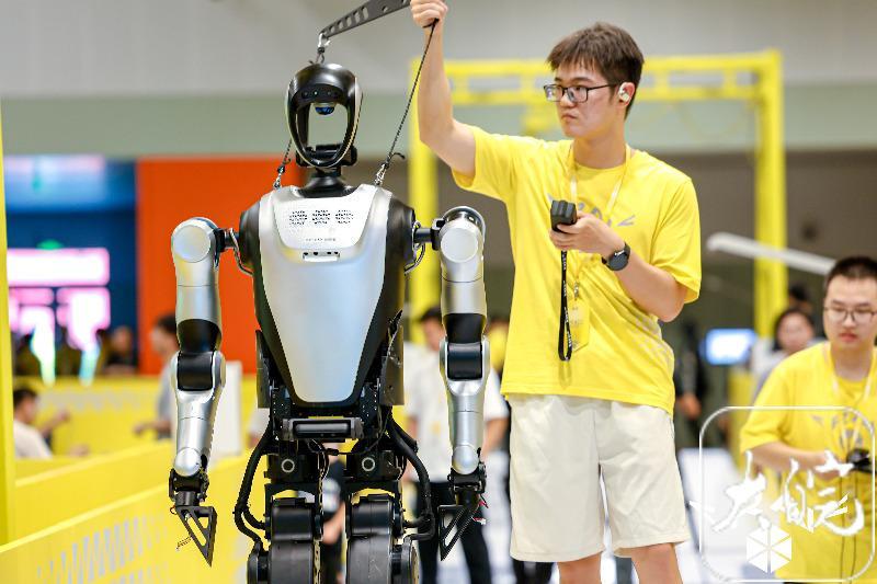 “全尺寸人形机器人”决战合肥 清华等上百所高校参赛