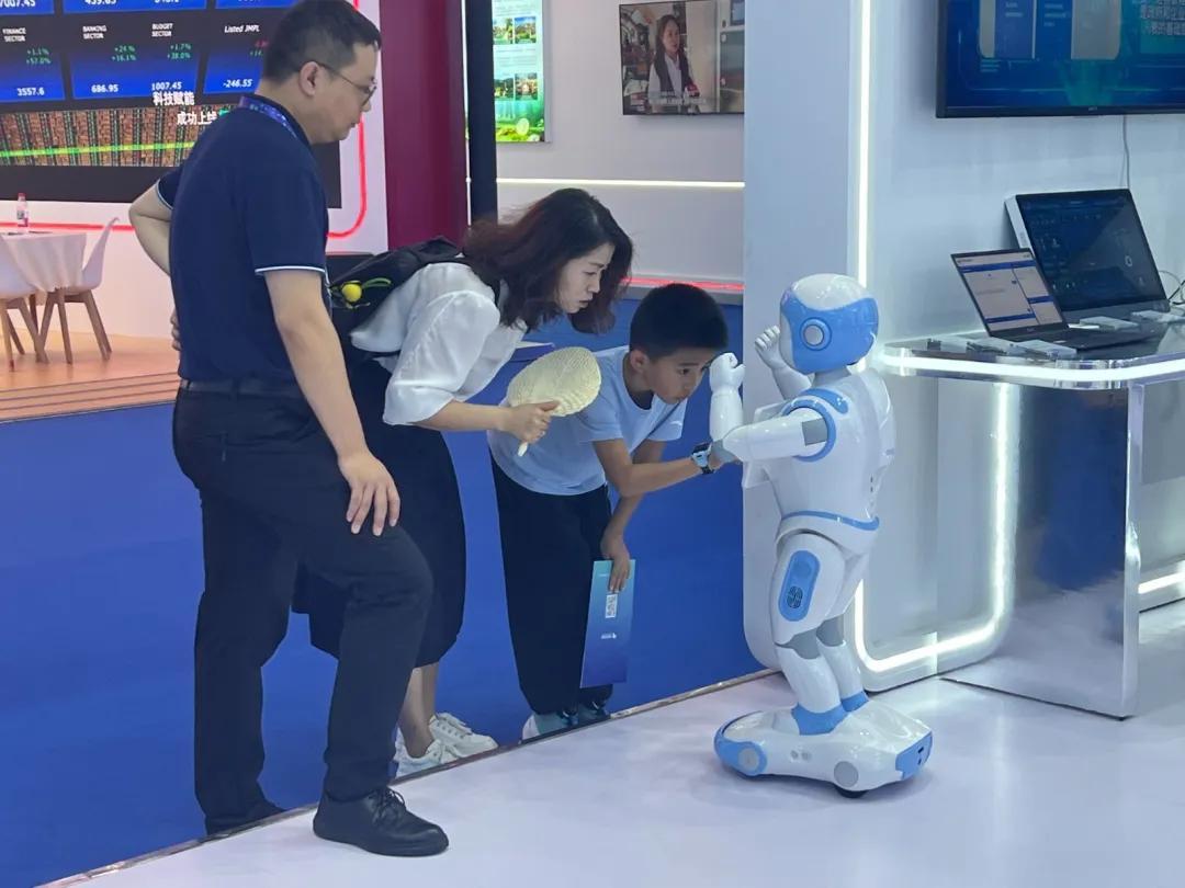 诚迈科技：高性能信创产品矩阵“吸睛”宝机器人受关注