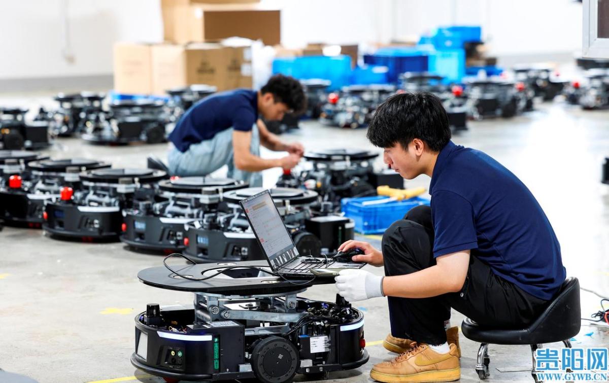 “贵安造”机器人搭载3D视觉感知技术，导航、避障、对接精准到位