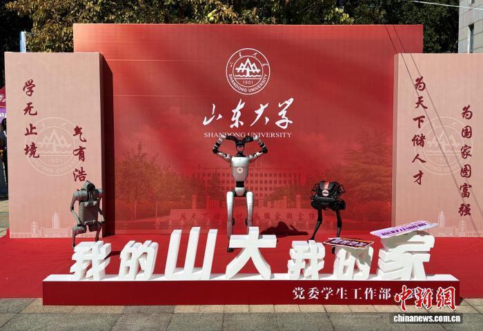 中国高校迎新“炫”科技 机器人成校园“明星”