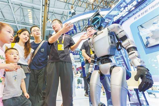 “具身智能”觉醒 机器人成智博会“顶流”
