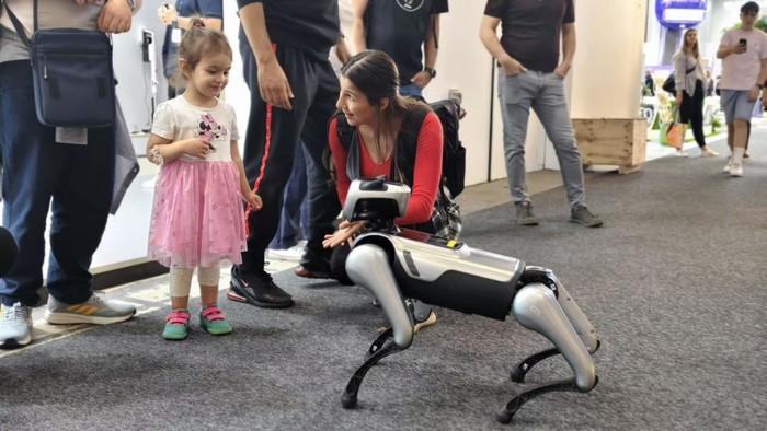 魔法原子用机器人与机器狗为IFA 2025来了点“未来震撼”