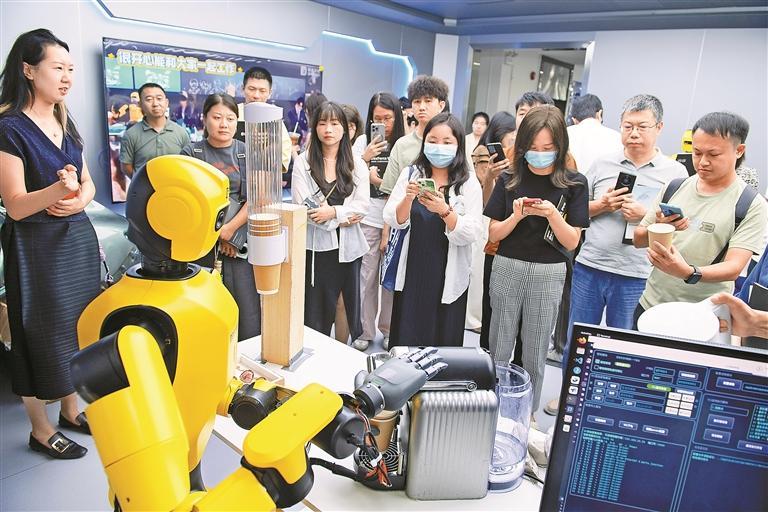 机器人能泡茶冲咖啡、甚至还能弹扬琴……南山要建机器人商圈