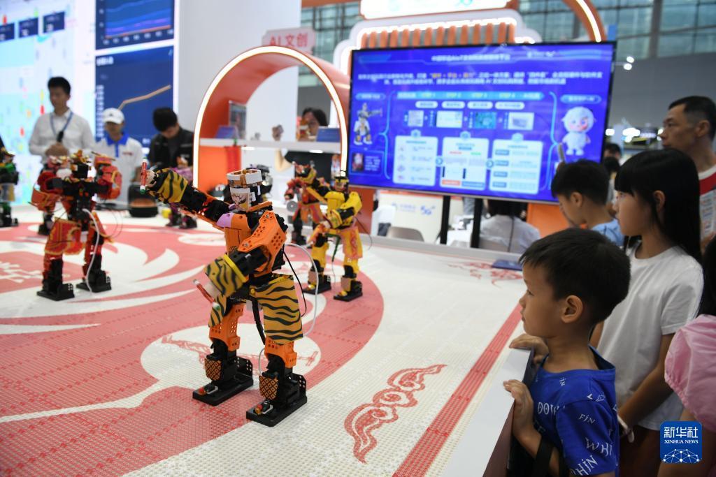 广东旅博会上机器人秀技能