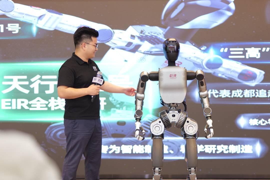 “天行者2号”正式亮相！看川籍人形机器人如何“秀肌肉”｜科技观察