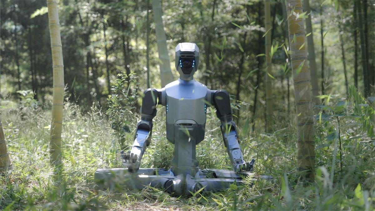 重塑行业应用！云深处科技发布全球首款全天候人形机器人