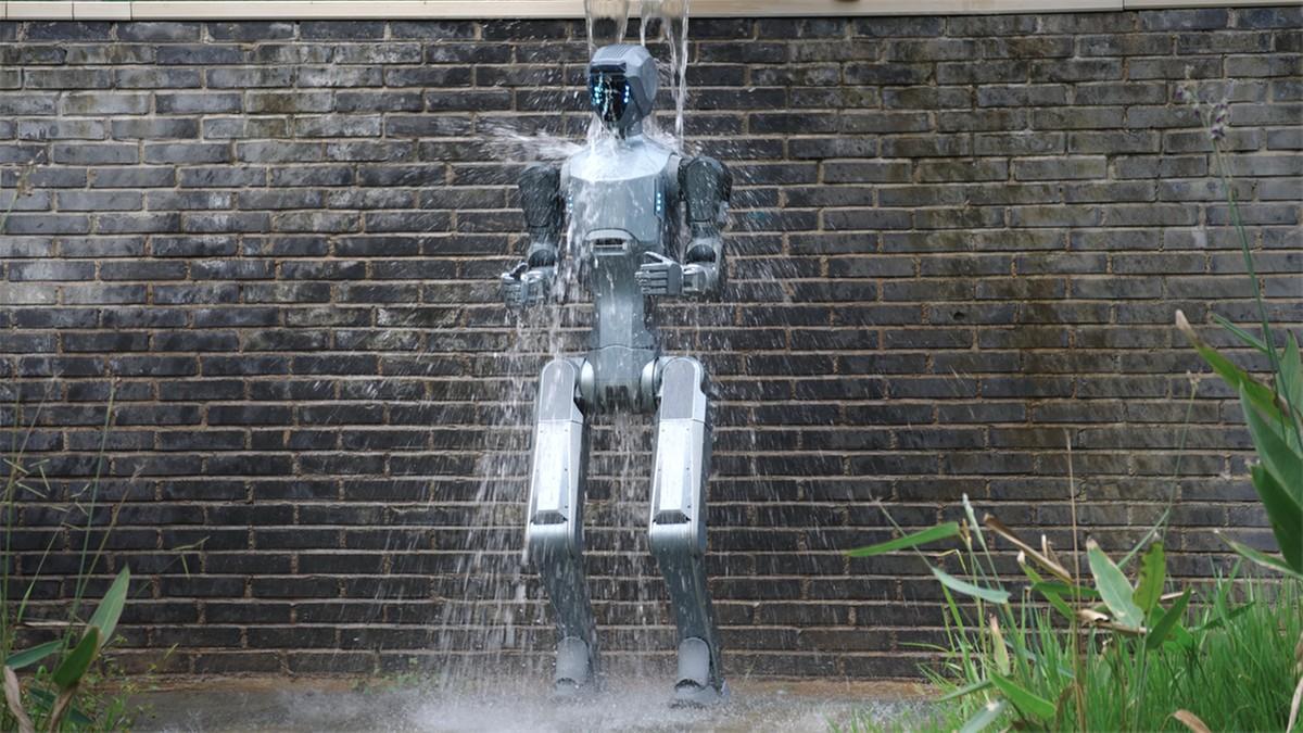 重塑行业应用!云深处科技发布全球首款全天候人形机器人