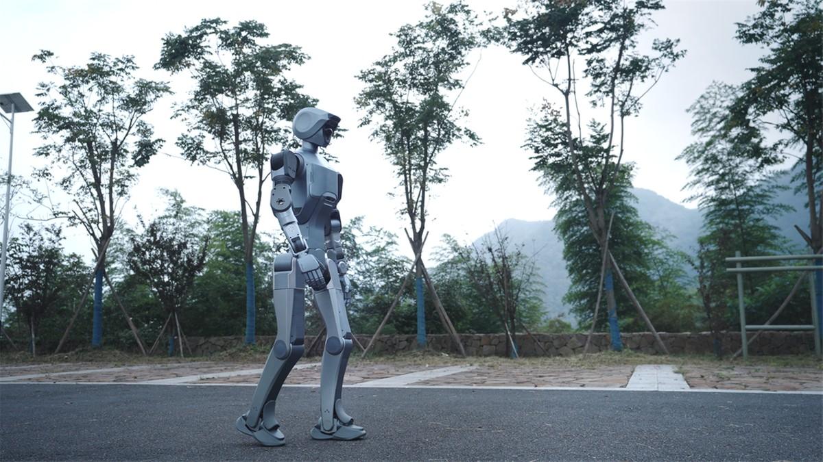 重塑行业应用!云深处科技发布全球首款全天候人形机器人