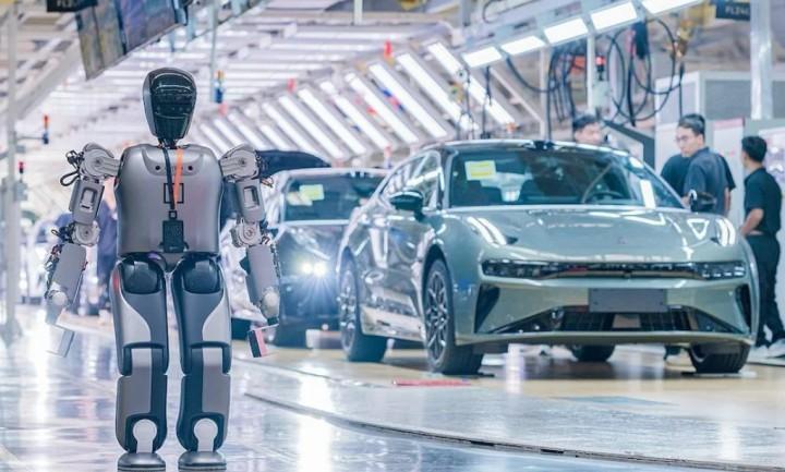 八九百米传送带全是机器人，一辆卡车还开了出来！欧美高管们震惊了