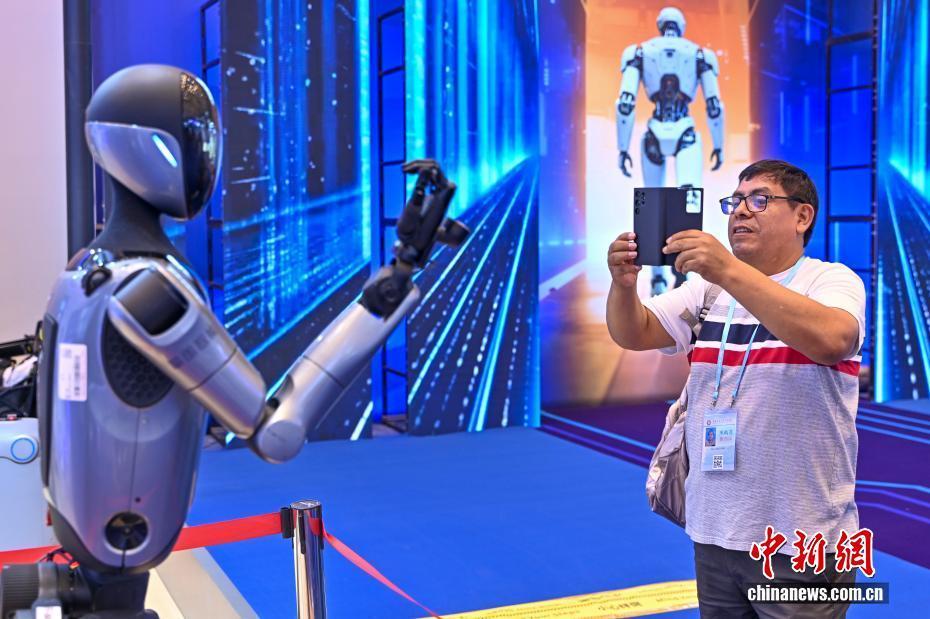 第138届广交会开幕 服务机器人专区展示“先进制造”成果
