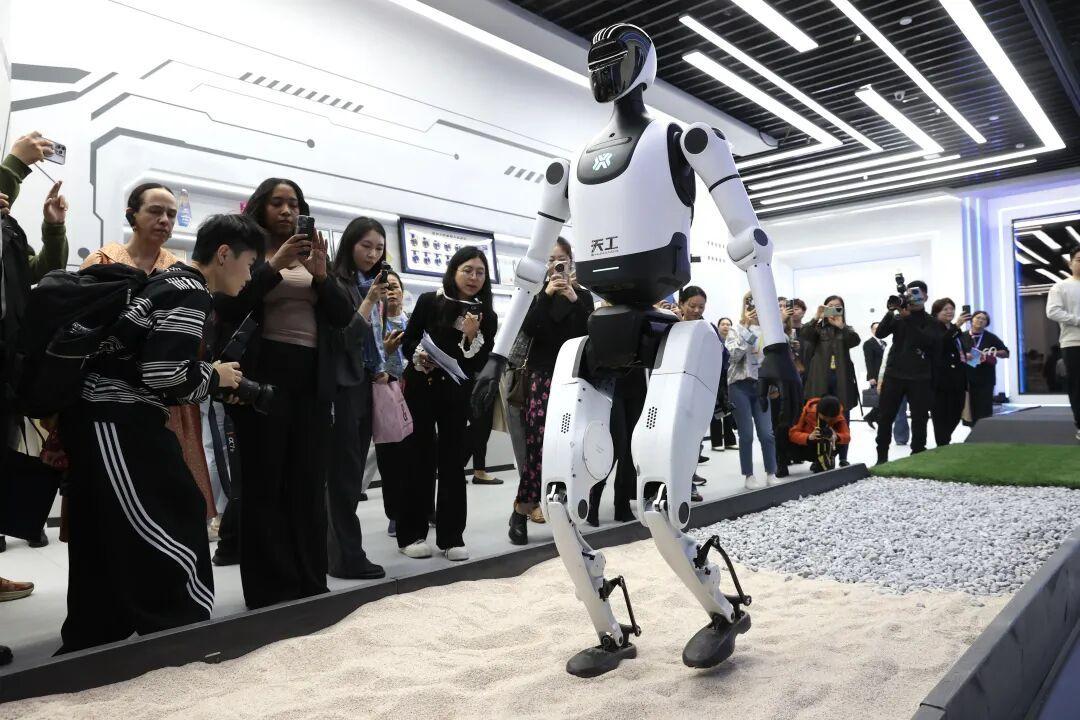 天工“大脑”分享给更多机器人!北京人形机器人创新中心开源具身世界模型WoW