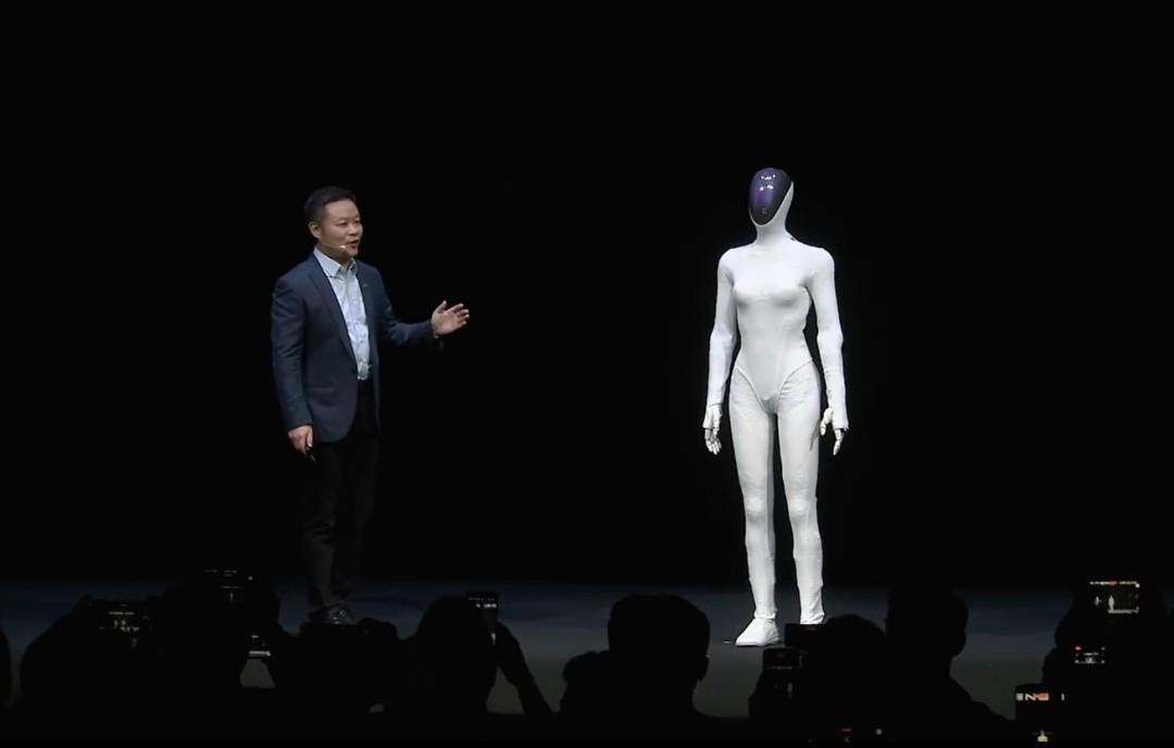 会走猫步的人形机器人IRON亮相小鹏科技日，网友：太像真人！