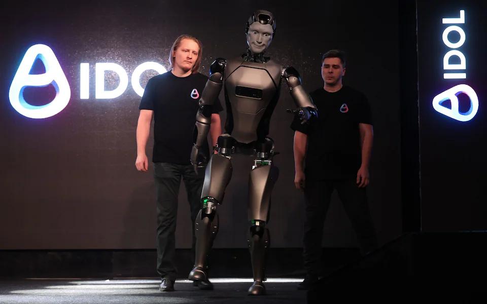 首秀“扑街”现场,俄罗斯首个AI人形机器人亮相几秒,当场“脸朝地”摔碎,被黑布“抢救”遮掩……