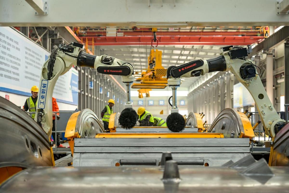 “机器人同事”为长江隧道打造“坚固铠甲”