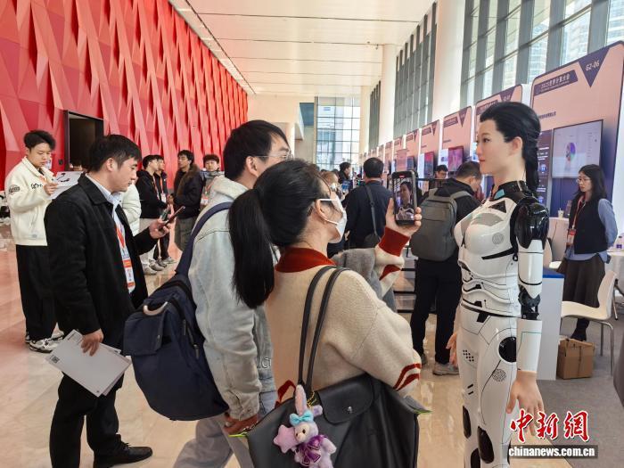 中国人形机器人加速进化融入多元场景