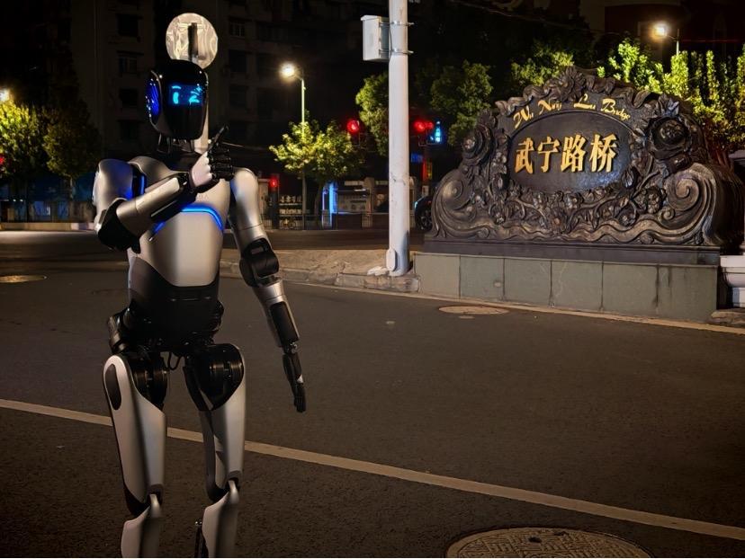 机器人从苏州走到上海，106公里没摔跤，但卡在“规则”与“补给”