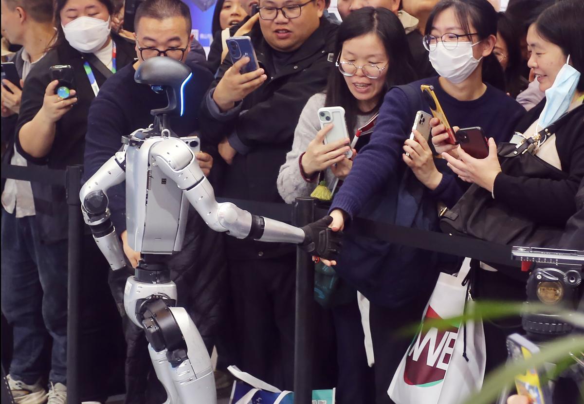 人形机器人如何“放心用”？头部险企接连推专属产品，尚需跨越三大核心障碍