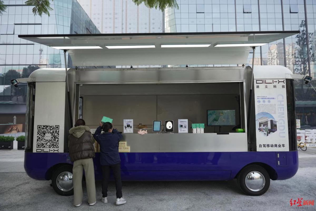 成都13家企业21款机器人街头实训“炫技”！半年三批次场景验证，企业、部门收获了啥？