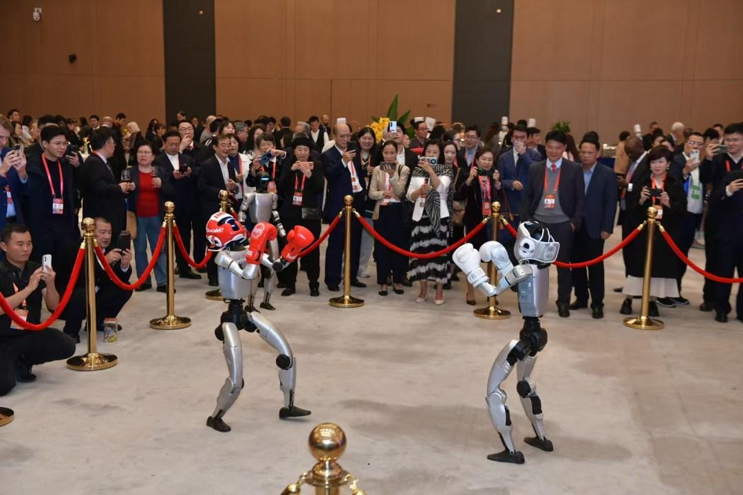 人形机器人“大展拳脚”，引嘉宾纷纷打卡“合照”丨读懂中国