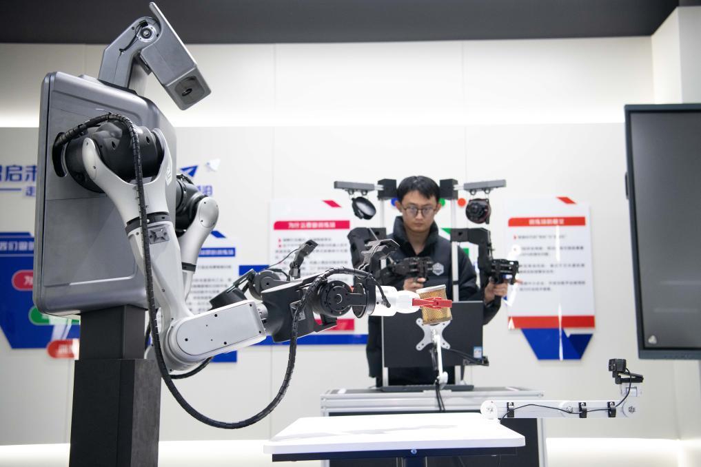 探访人形机器人“特训学校”