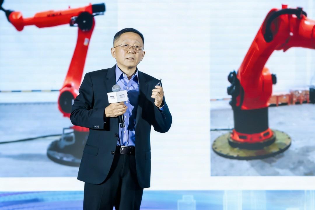 美的超人形机器人“美罗U”首曝，六臂协同引领工业智造变革