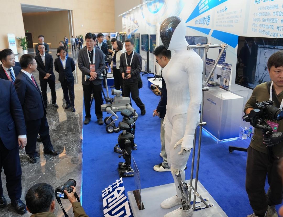 2025大湾区科学论坛广州科创新品亮相，人形机器人、机器狗、喷气飞行器等成焦点