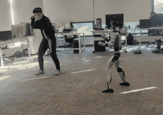 宇树机器人猛踹工程师？马斯克都笑哭了……