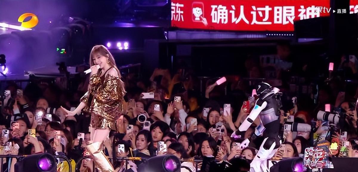能文能武!智元首个机器人艺人天团亮相湖南卫视跨年演唱会