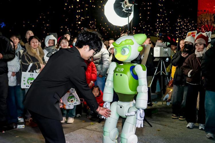 全球首款情感交互人形机器人“爱湫”新进展：会舞蹈，半月订单咨询近千次