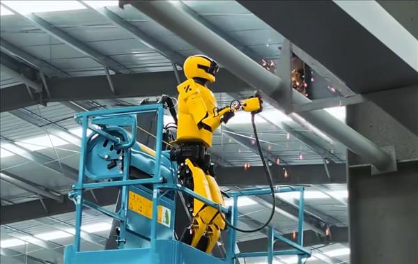 连干8小时不停歇！人形机器人完成全球首例人机协作高空焊接作业