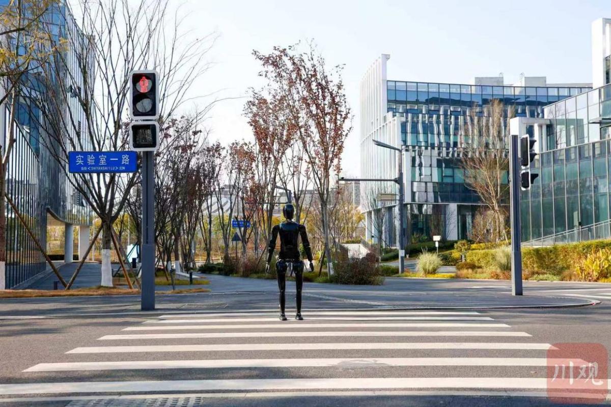C视觉｜在成都未来科技城街头偶遇机器人“遛弯”