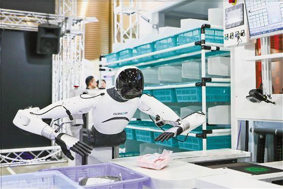 在湖州物流工厂，记者教具身智能机器人干活