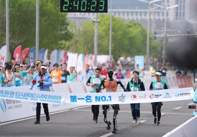 机器人半马入选！2025年度“十大科技新闻事件”发布