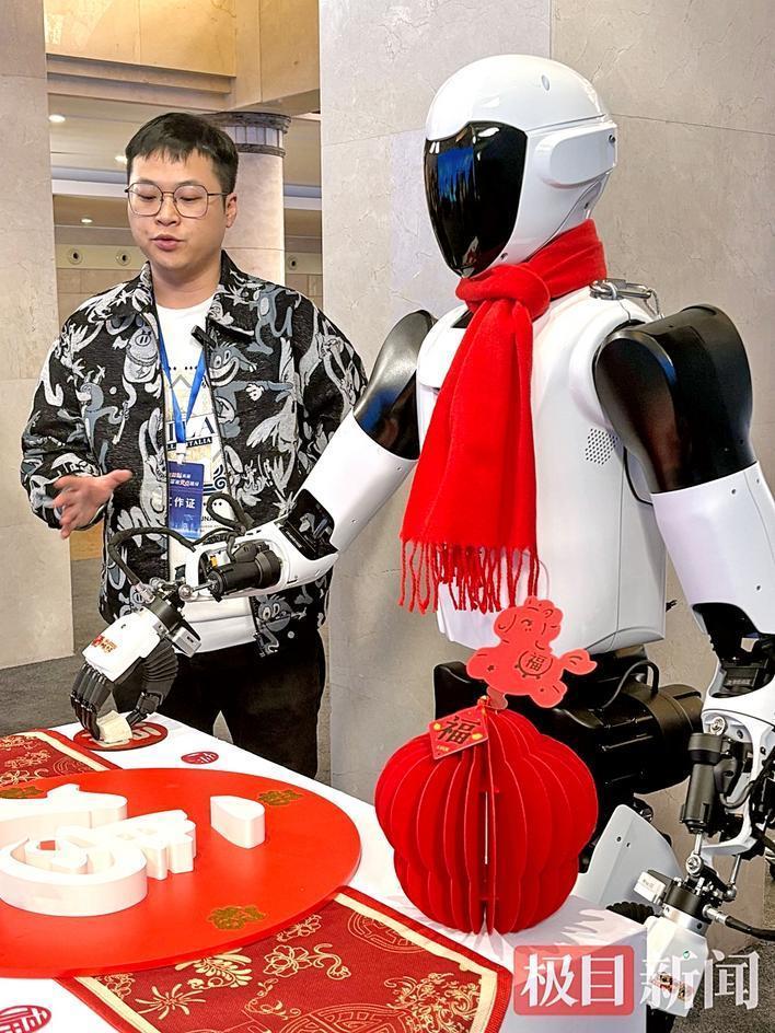 湖北人形机器人又长本事了