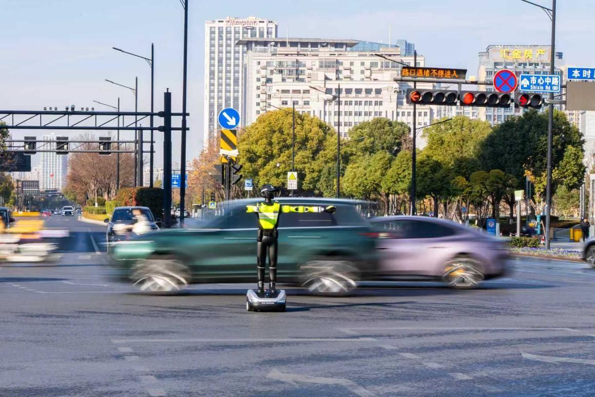 机器人交警杭州执勤 保险公司为AI上路护航