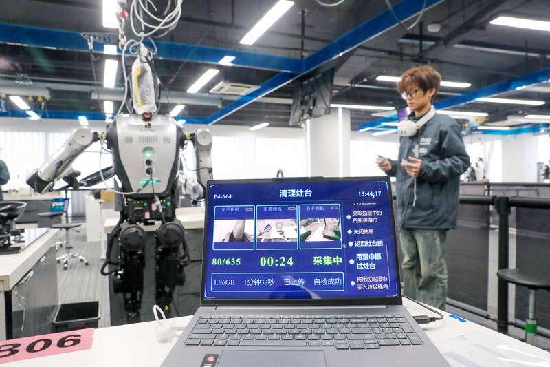 “00后”为机器人当“启蒙老师”