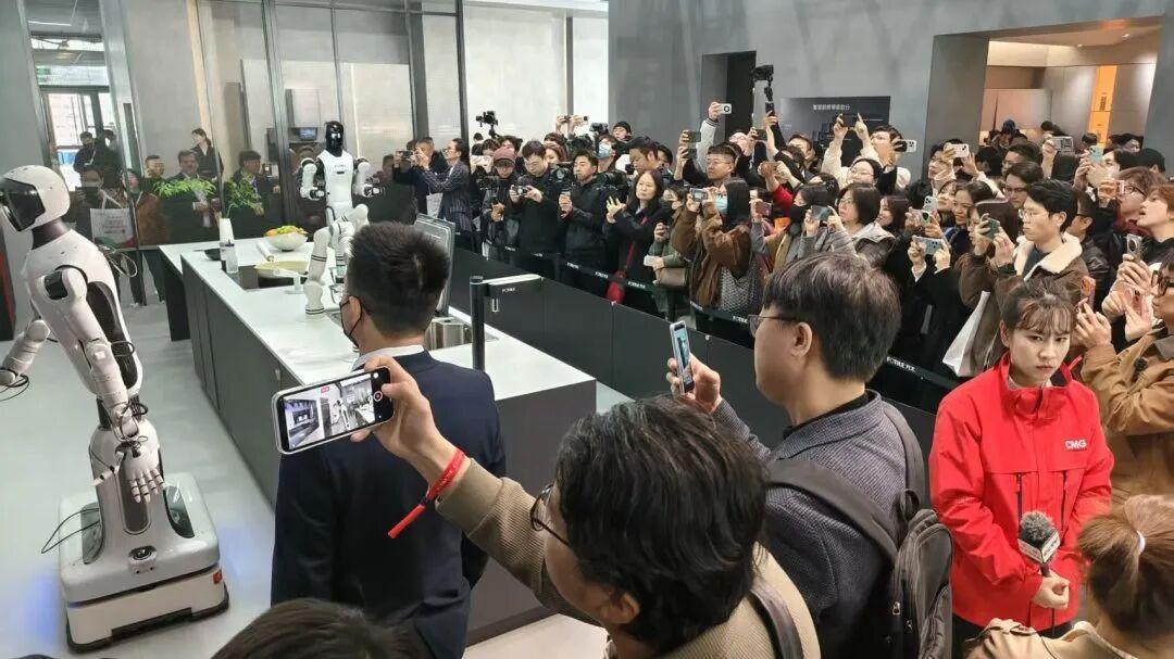 开冰箱、控火候、会装盘，宁波企业发布机器人总厨“COOK”