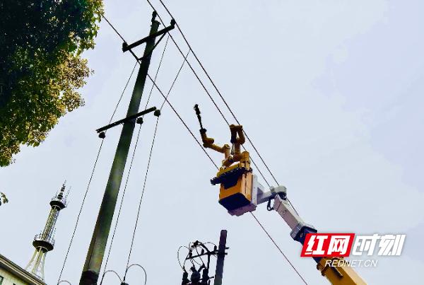 怀化首台带电作业机器人实操成功 不停电作业迈入智能化新阶段