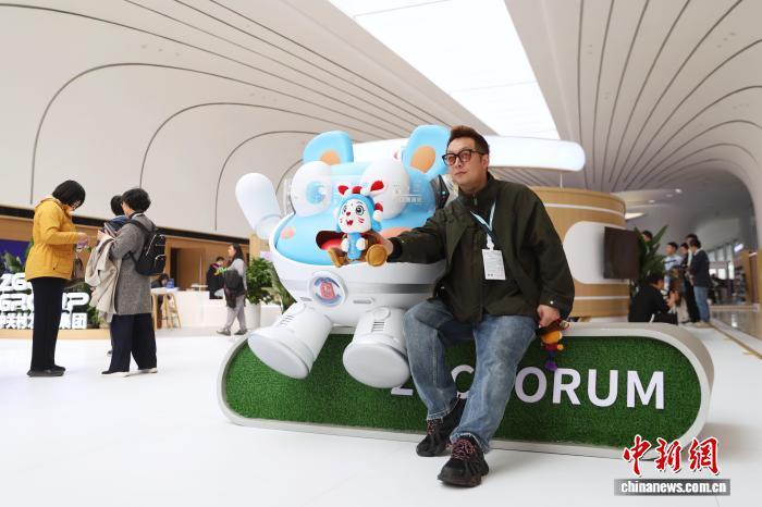 “机器人浓度”提升 在2026中关村论坛年会触摸科技温度