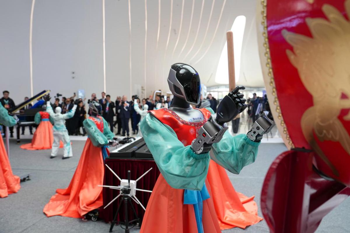 现场直击！机器人“炫技”中关村论坛年会