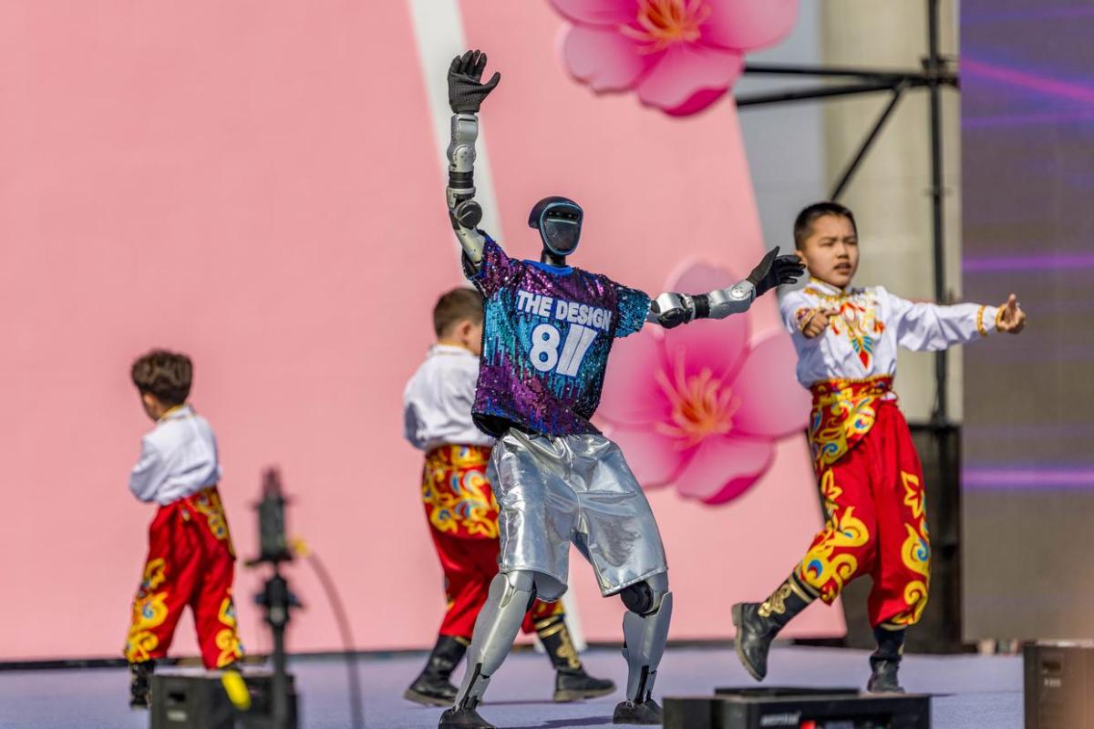 在新疆，机器人“舞”起来