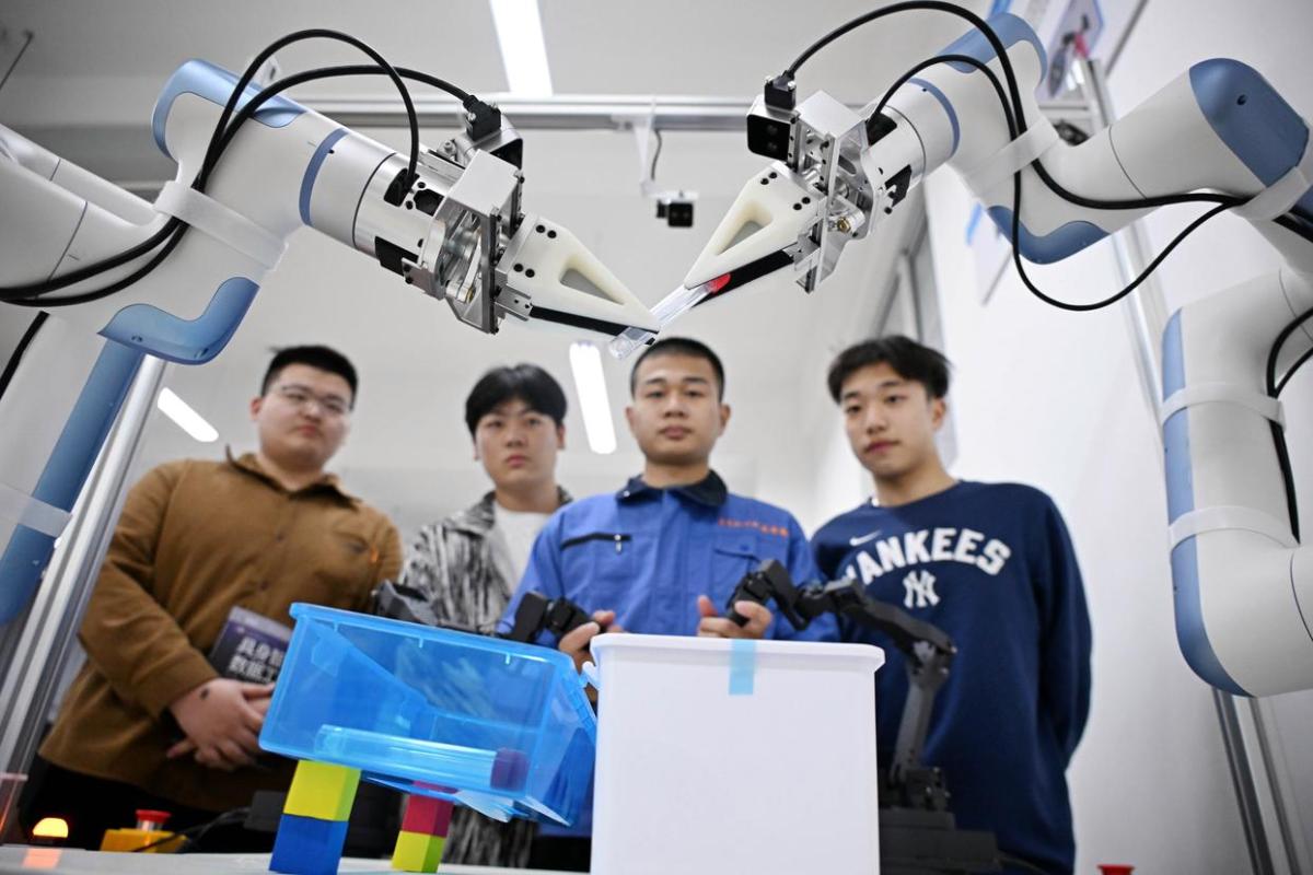 山东青岛：“机器人课堂”学技能