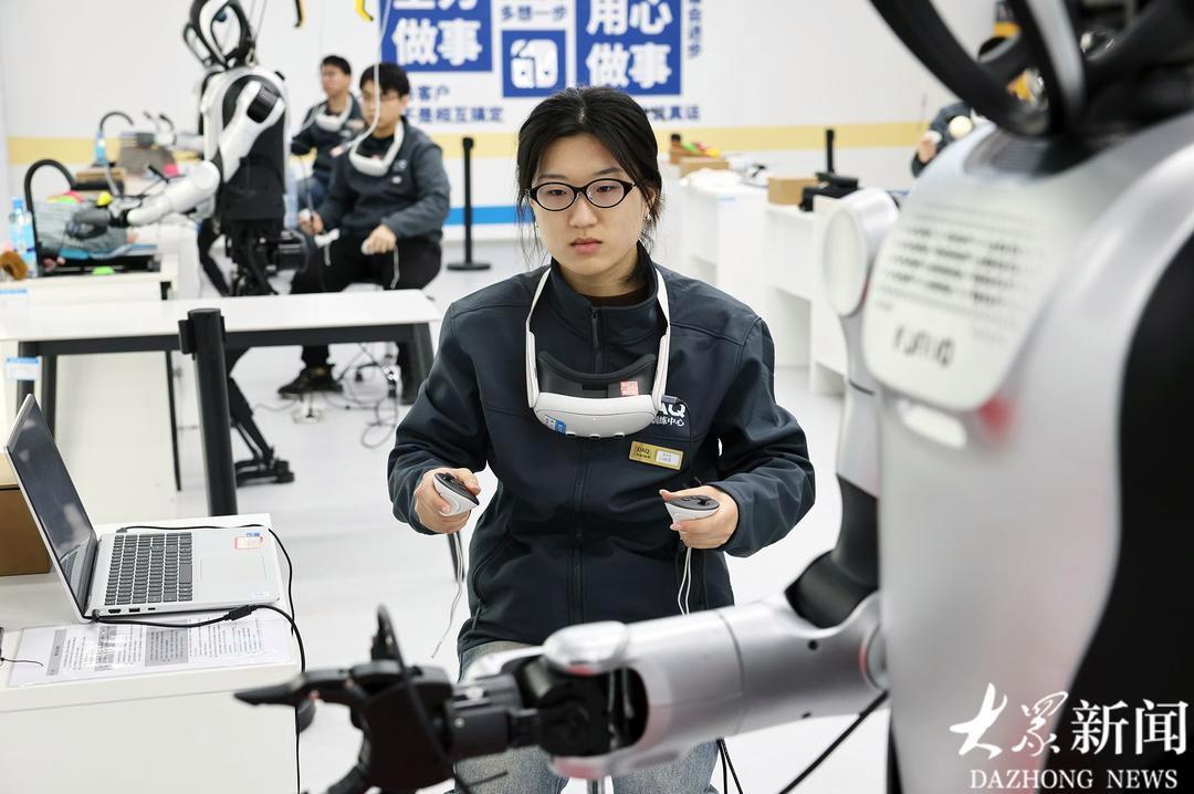 济南首个人形机器人数据训练中心上线：11类场景45台机器人可同时运行