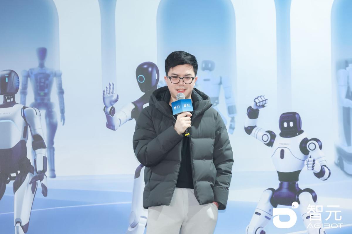 万台机器人下线，对话智元总裁彭志辉：灵巧手硬件仍是瓶颈，规模化带来物理AI进化