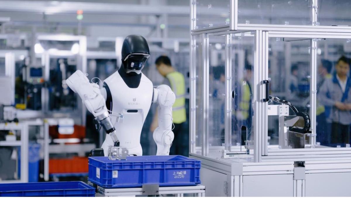 智元下线第1万台，人形机器人“量产竞赛”要来了吗？