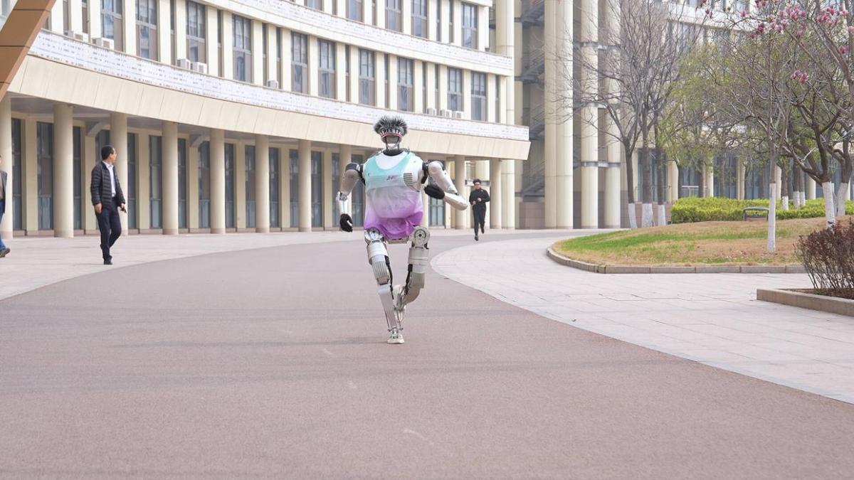 “行者泰山”齐鲁软件园开练 备战北京人形机器人半程马拉松