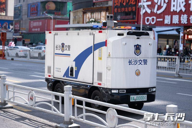 黄兴广场来了“机器人交警”