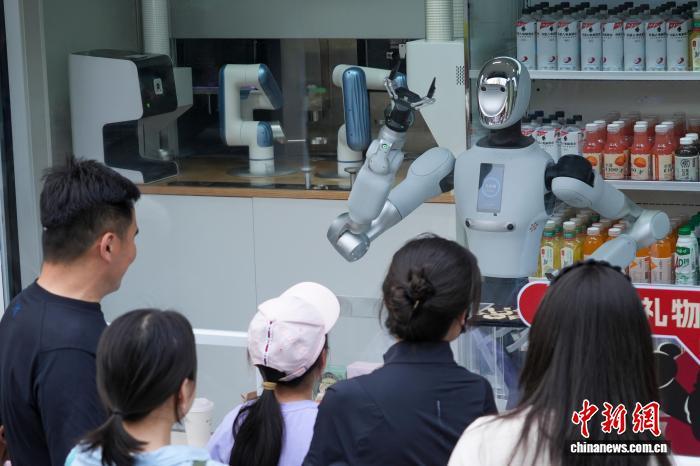 河南郑州：机器人“店员”亮相街头吸引市民